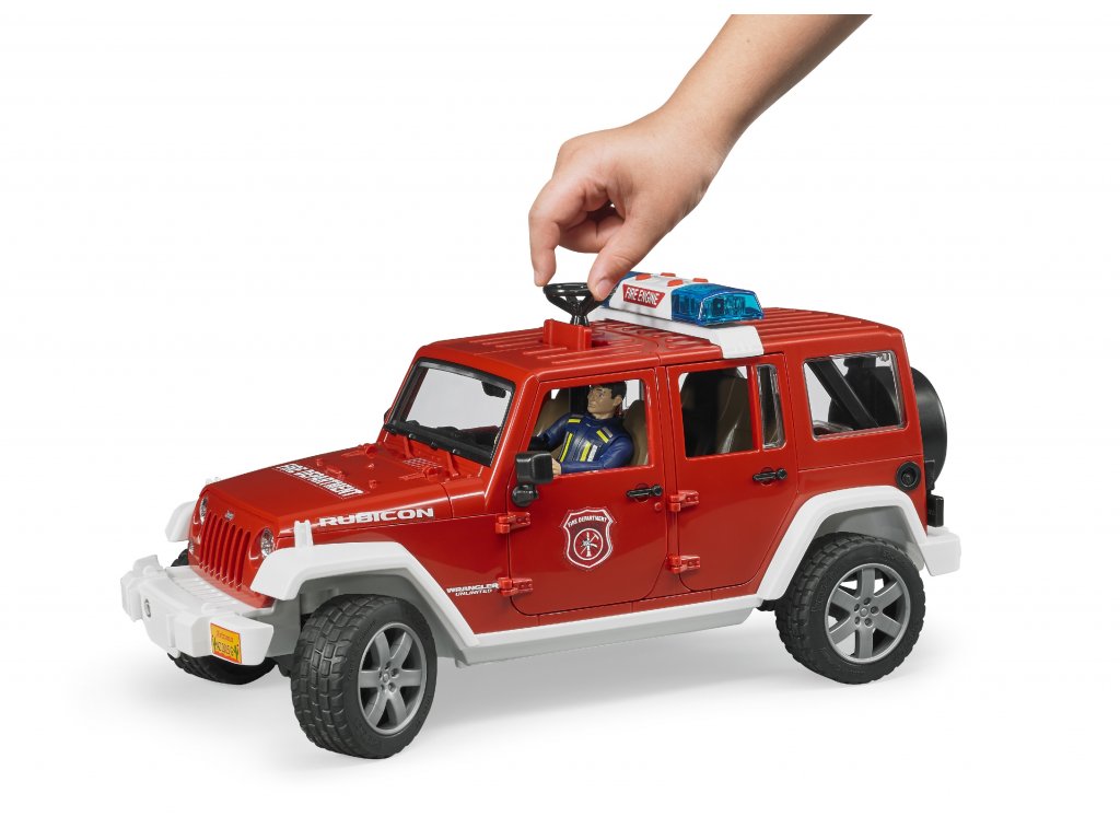 BRUDER 2528 Červený požární vůz Jeep Wrangler s figurkou hasiče BR 2528
