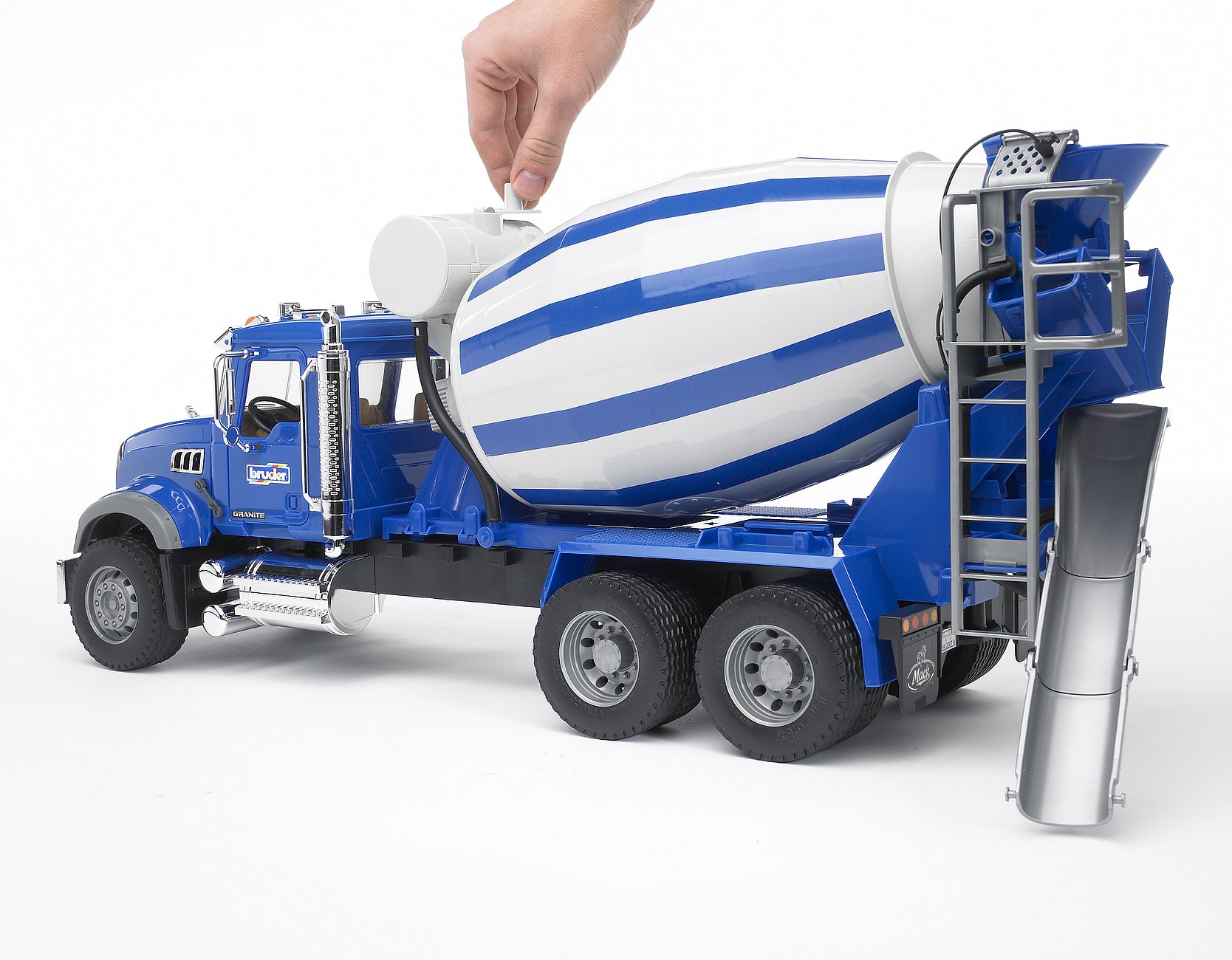 BRUDER 2814 MACK Granite – modro-bílý domíchávač betonu s otočným bubnem