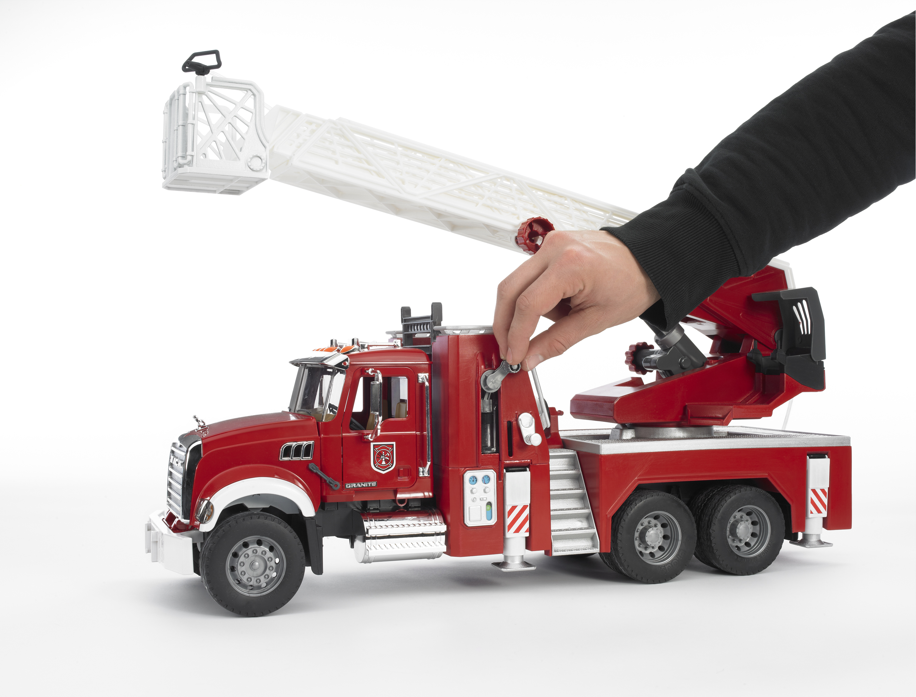 BRUDER 2821 Nákladní auto MACK Granit, požární žebřík BR 2821