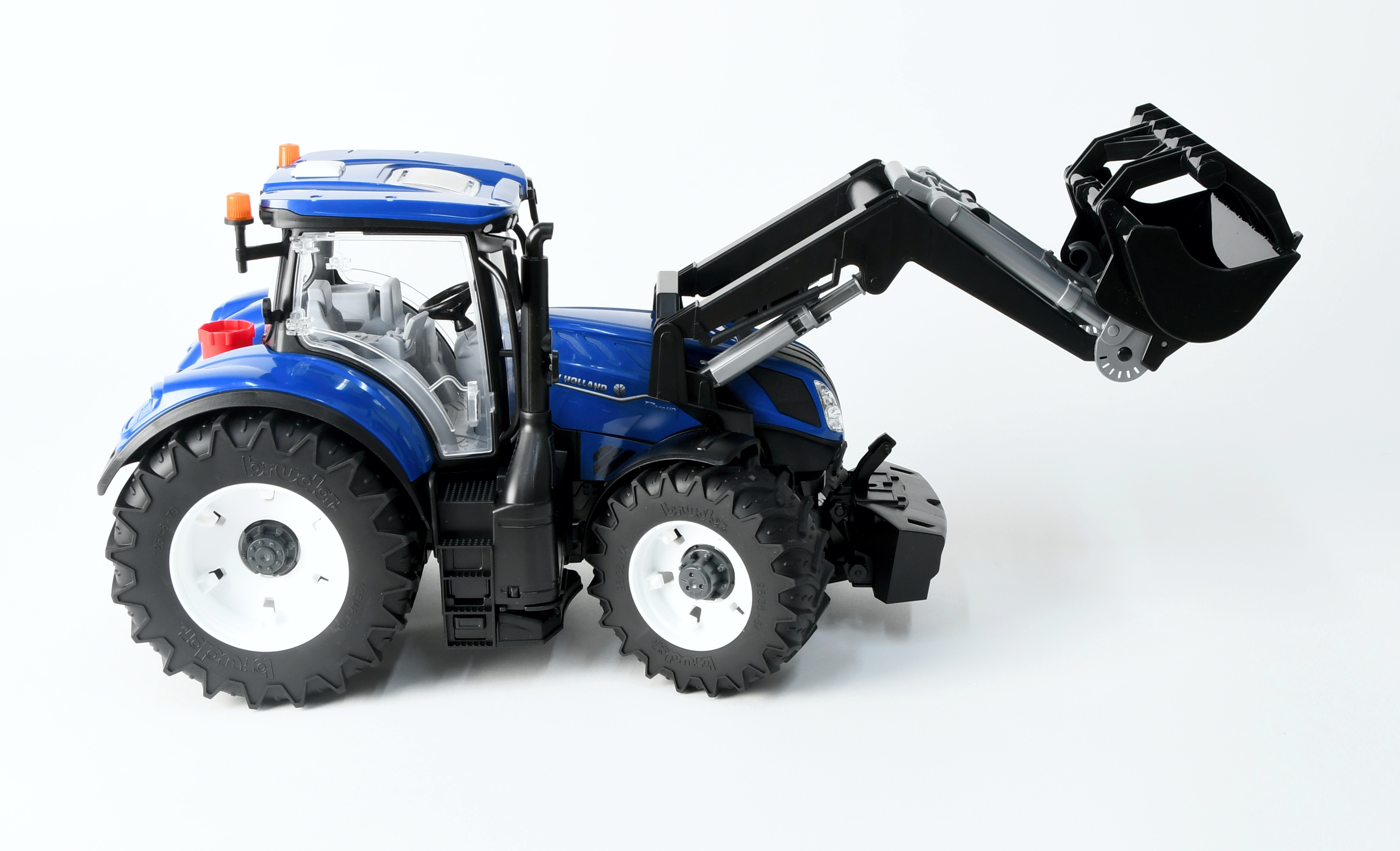 BRUDER 3121 Traktor New Holland T7.315 s čelním nakladačem BR 3121