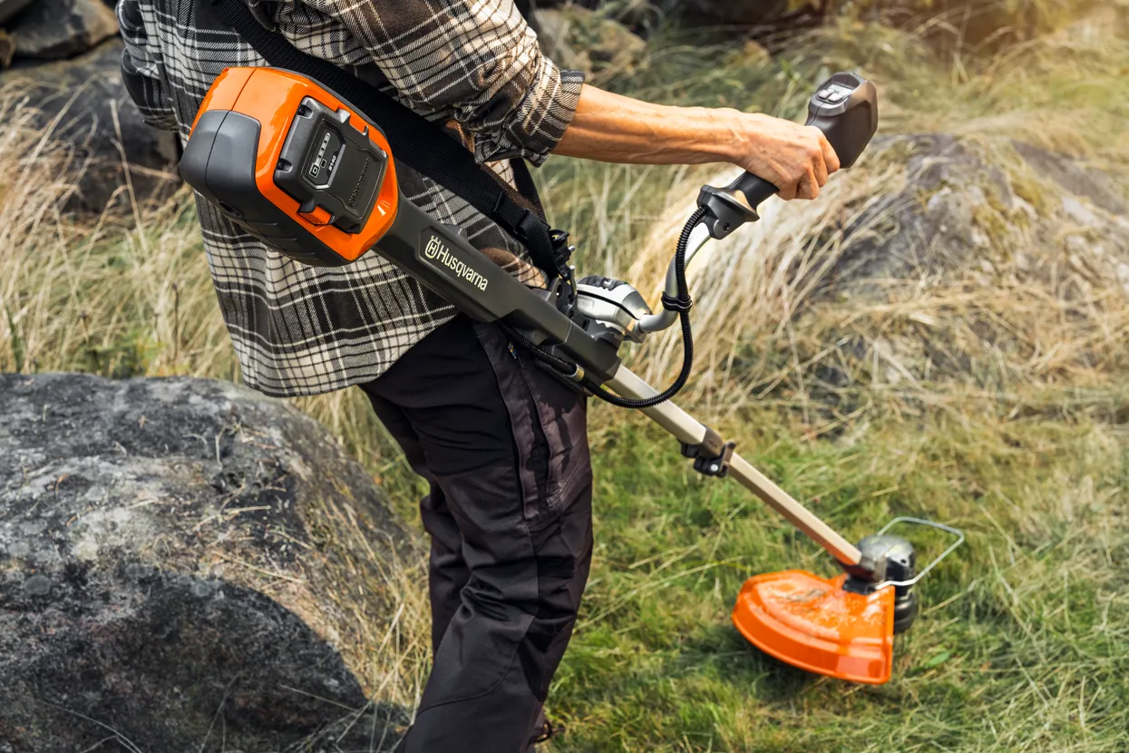 Husqvarna 220iR křovinořez včetně AKU a nabíječky KIT