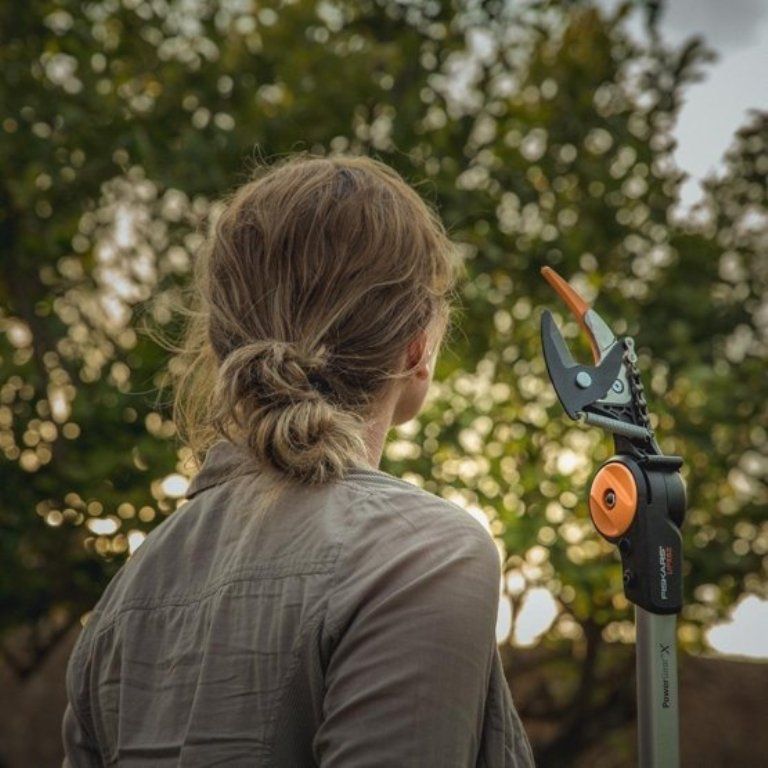 FISKARS Univerzální prodloužené zahradní nůžky UPX82