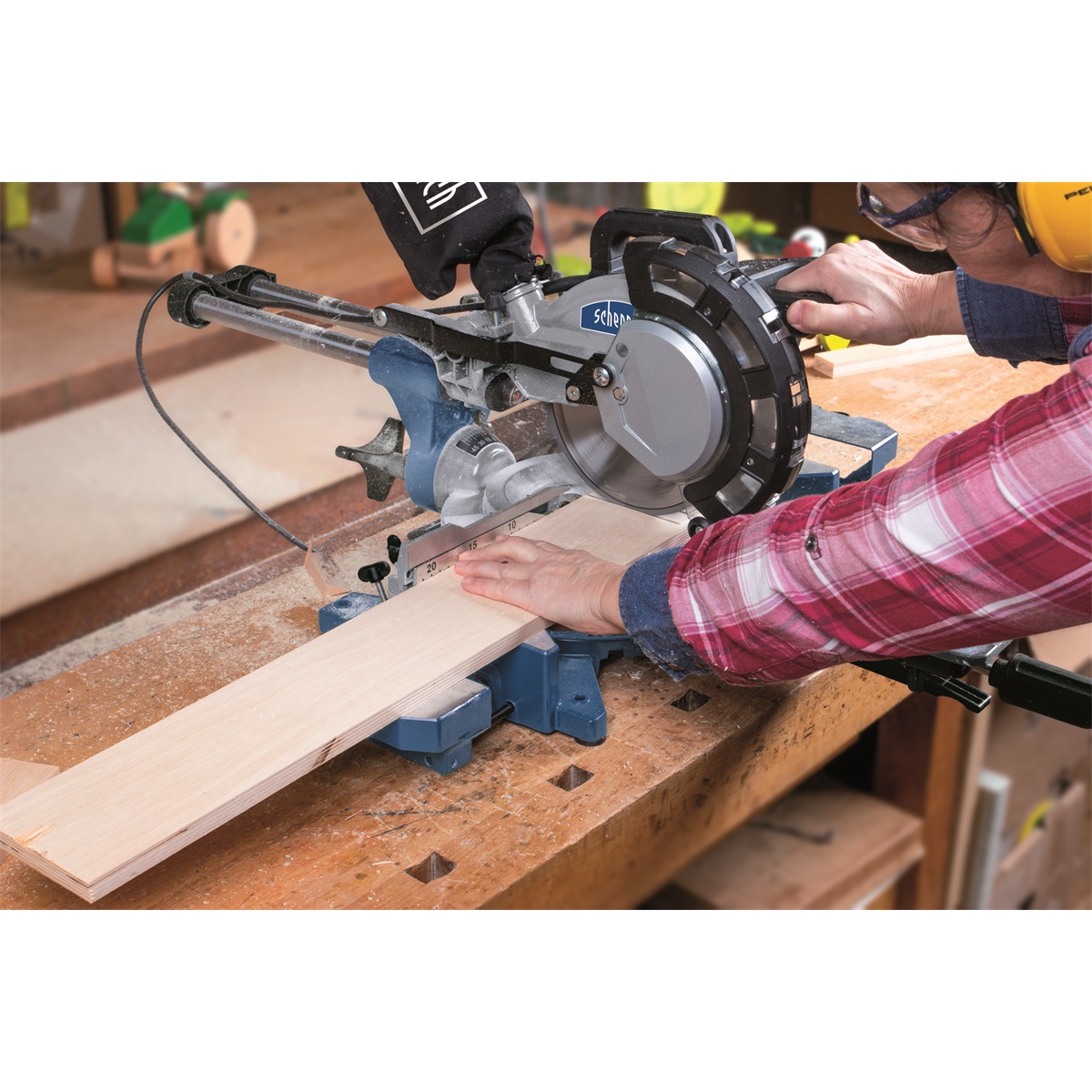 Scheppach HM 216 – pokosová pila s potahem a laserem, 2000 W, 216 mm, 2× kotouč 5901215903