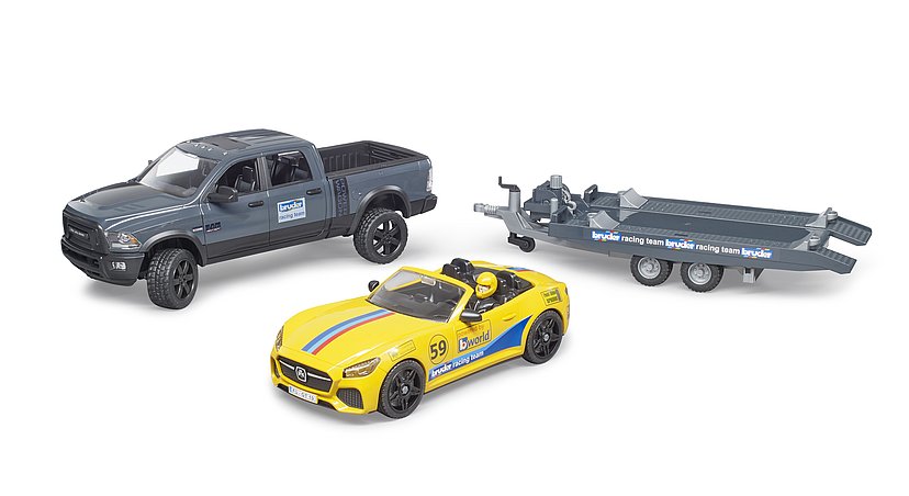 BRUDER 2504 RAM Power Wagon & Roadster Bruder Racing Team – závodní set s přívěsem a figurkou řidiče