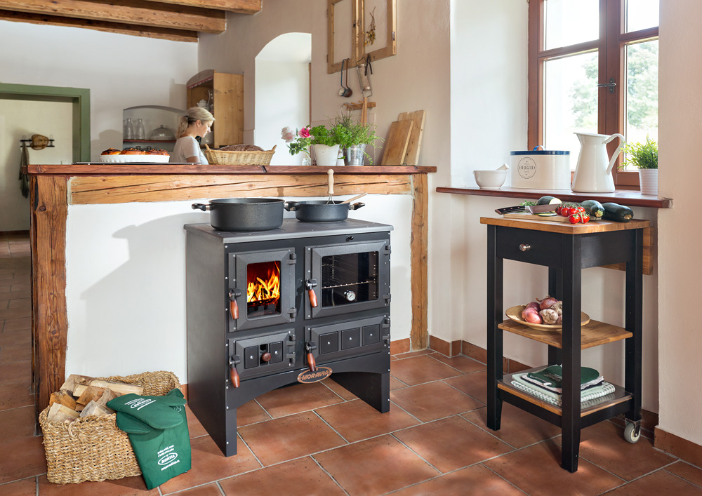 KVS Moravia VSP 9170.00 OLIVER antracit, dřevěné doplňky, ocelový rám plotny s varnými plotnami, vývod kouřovou uprostřed