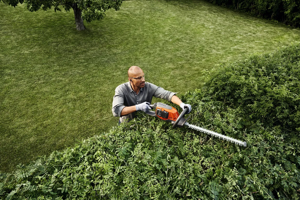 HUSQVARNA 215IHD45 aku plotostřih