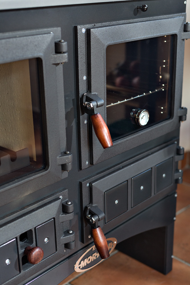 KVS Moravia VSP 9170.00 OLIVER antracit, dřevěné doplňky, ocelový rám plotny s varnými plotnami, vývod kouřovou uprostřed