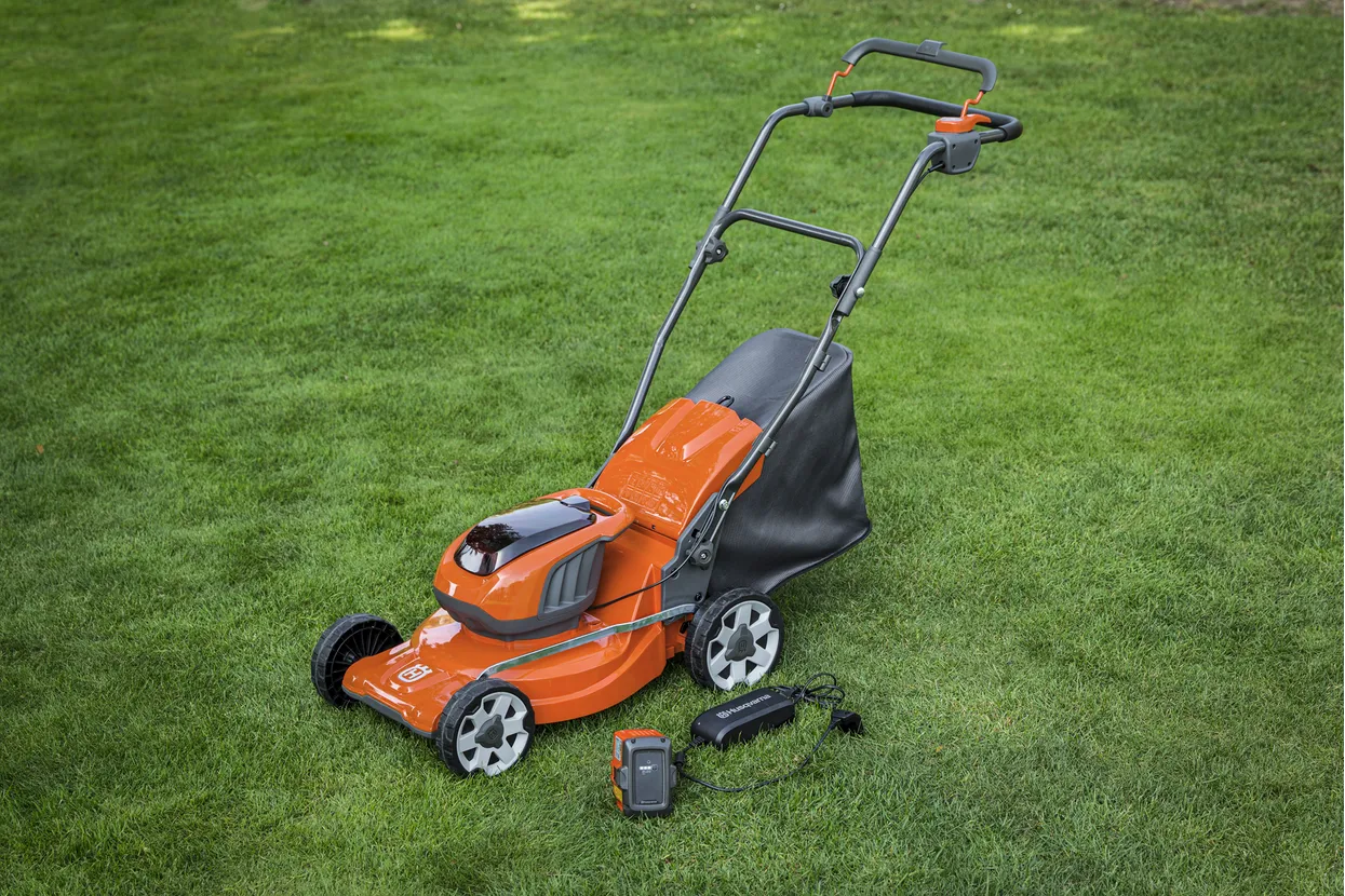 HUSQVARNA LC 137i KIT akumulátor+nabíječka