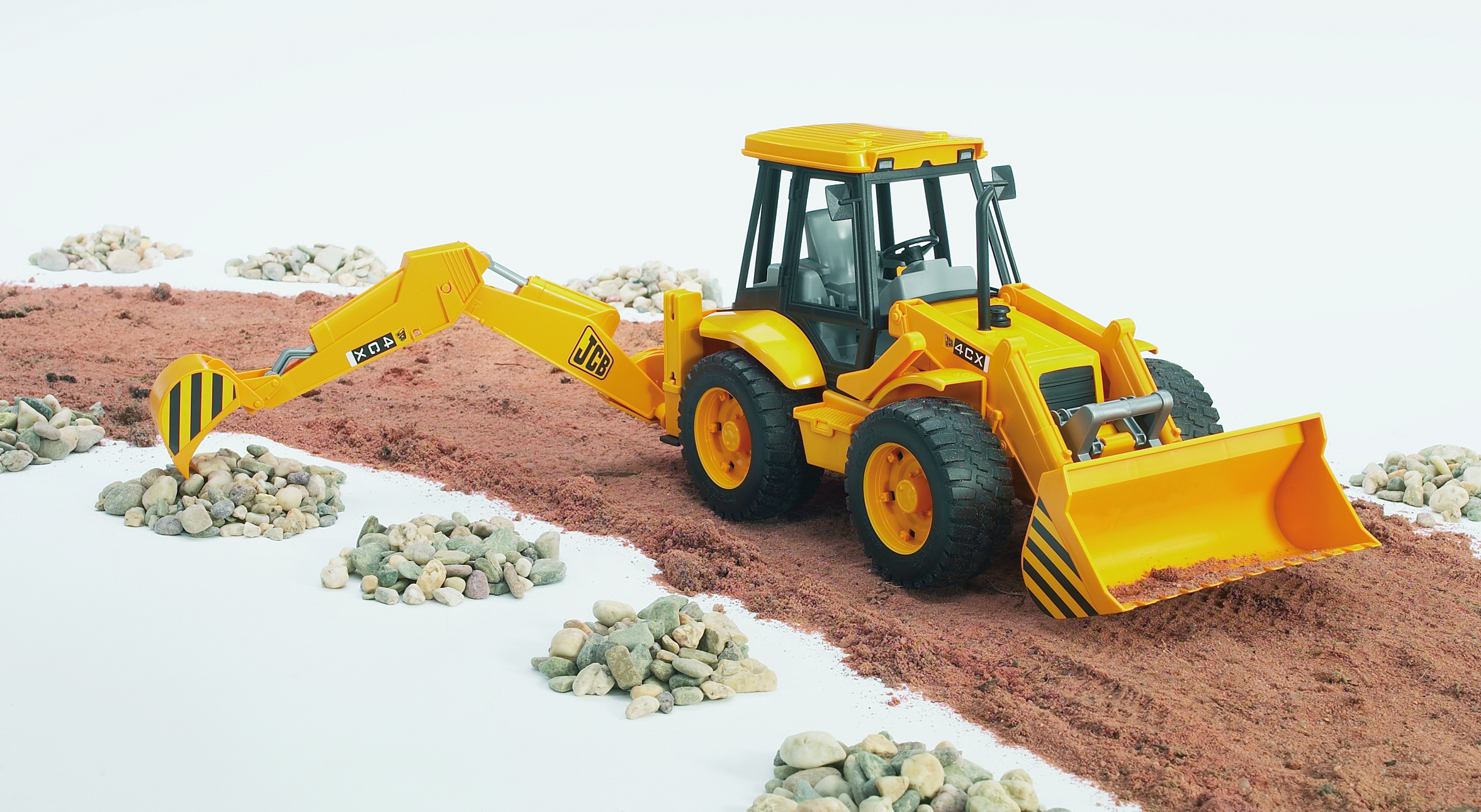 BRUDER 2428 JCB Žlutý BAG4CX s čelním nakladačem BR 2428