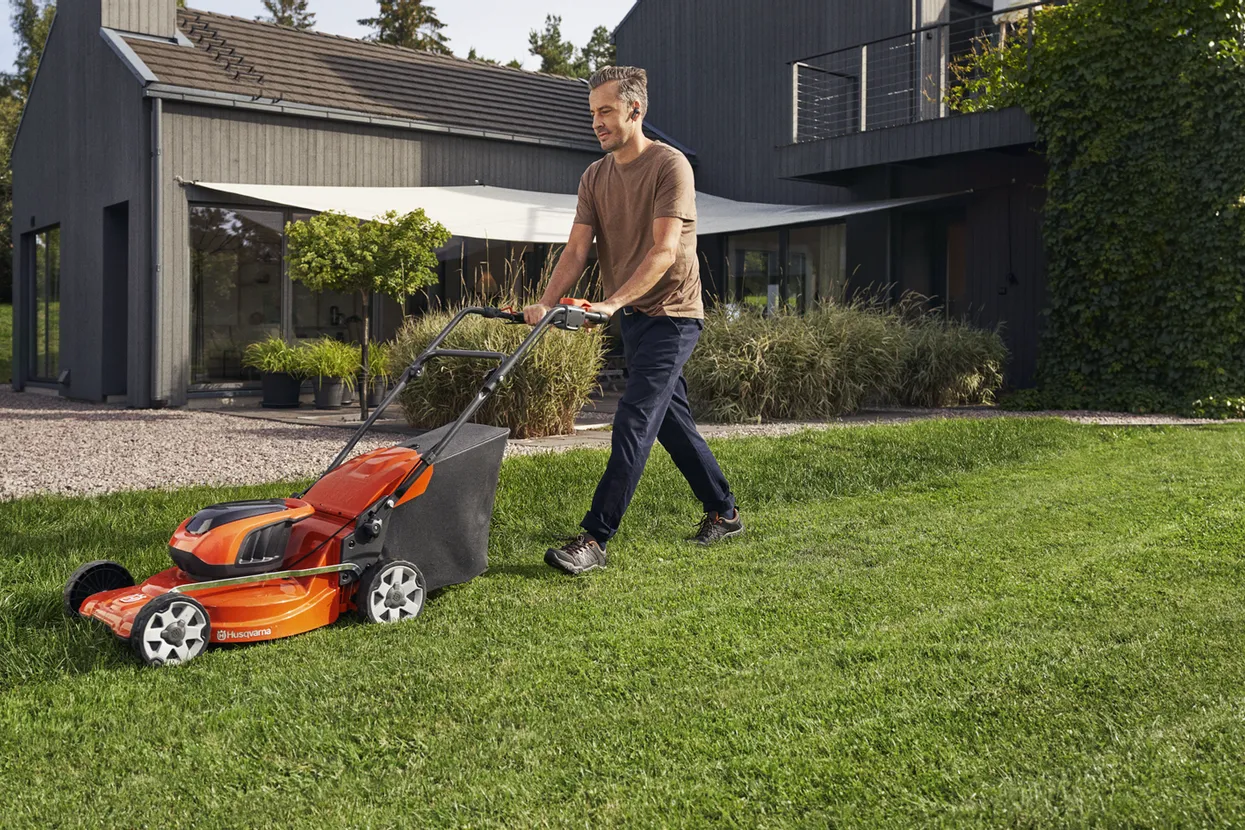 HUSQVARNA LC142IS  bez aku a nabíječky sekačka